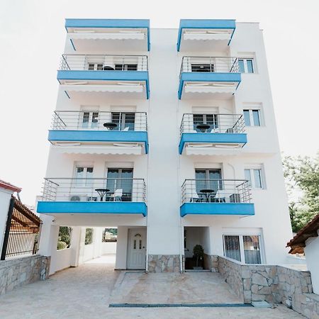 Blue And White Luxury Suites Nea Kallikrateia Bagian luar foto