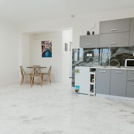 Blue And White Luxury Suites Nea Kallikrateia Bagian luar foto