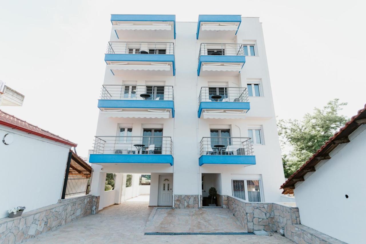 Blue And White Luxury Suites Nea Kallikrateia Bagian luar foto