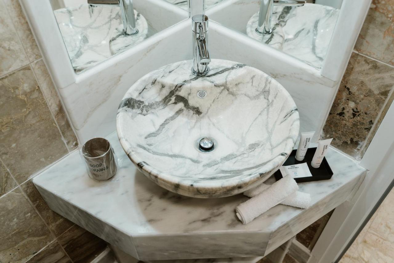 Blue And White Luxury Suites Nea Kallikrateia Bagian luar foto