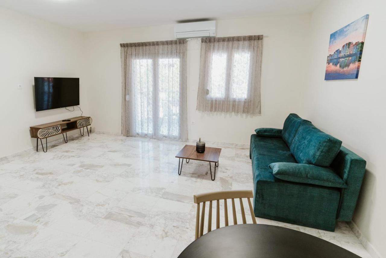 Blue And White Luxury Suites Nea Kallikrateia Bagian luar foto