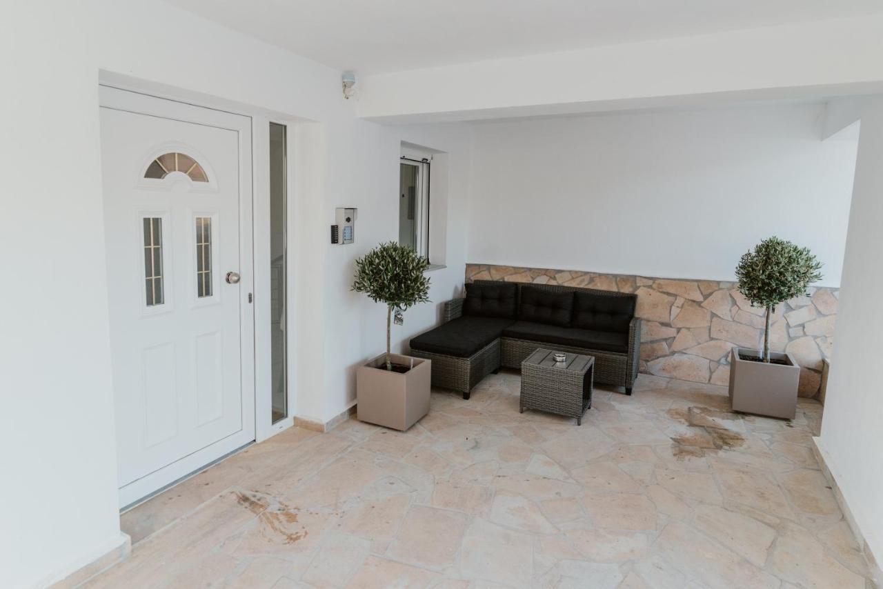 Blue And White Luxury Suites Nea Kallikrateia Bagian luar foto