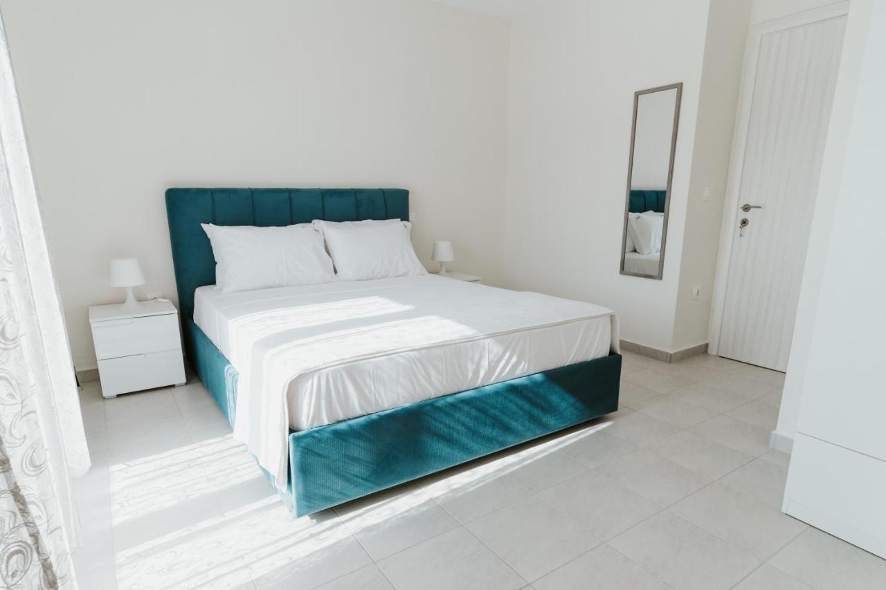 Blue And White Luxury Suites Nea Kallikrateia Bagian luar foto