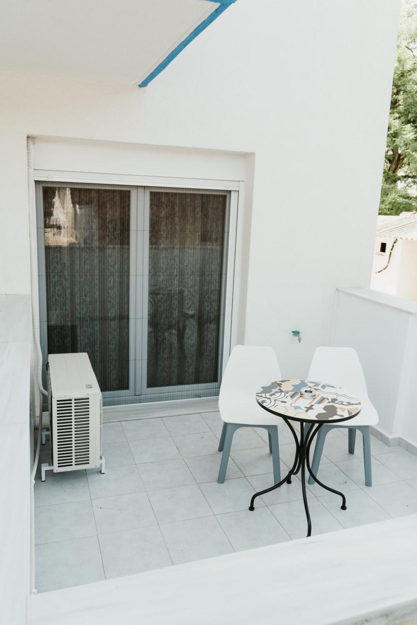 Blue And White Luxury Suites Nea Kallikrateia Bagian luar foto