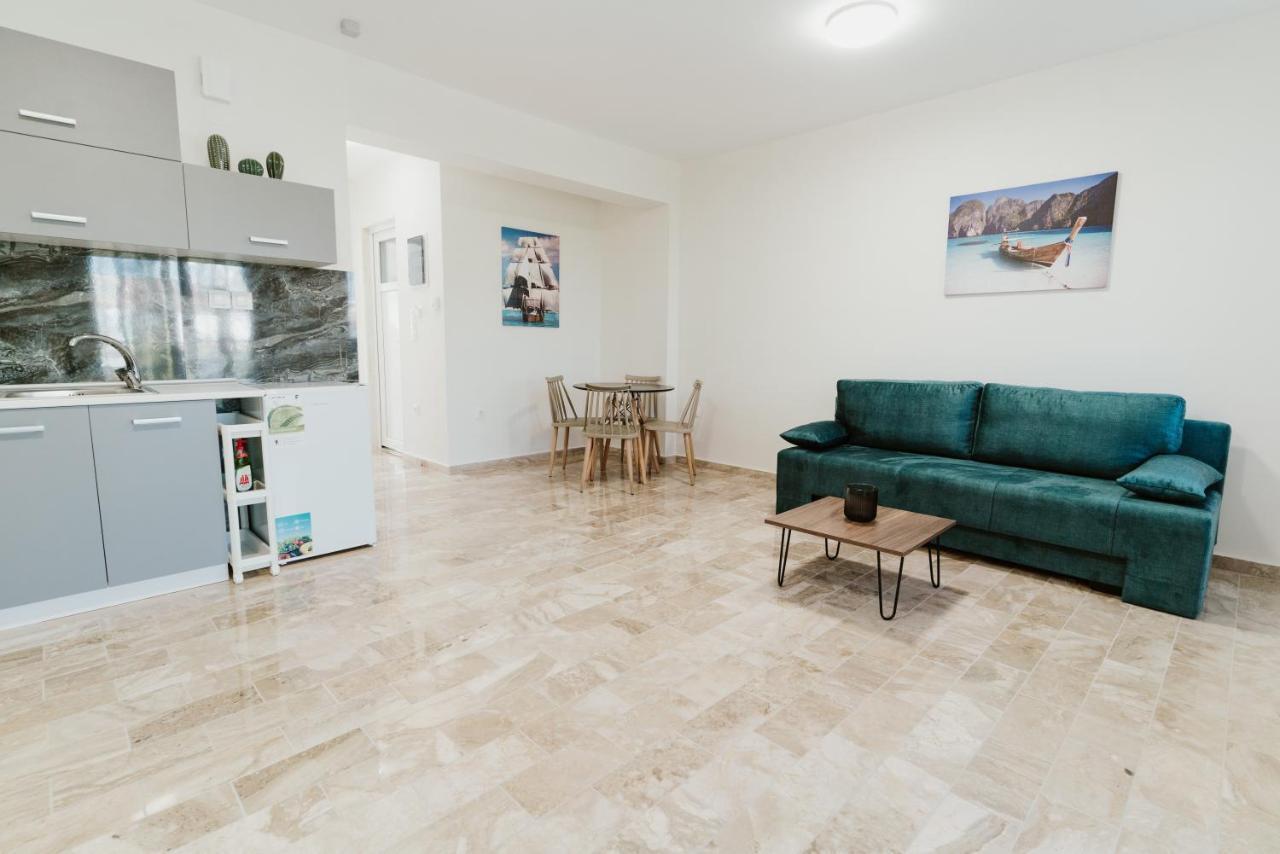 Blue And White Luxury Suites Nea Kallikrateia Bagian luar foto