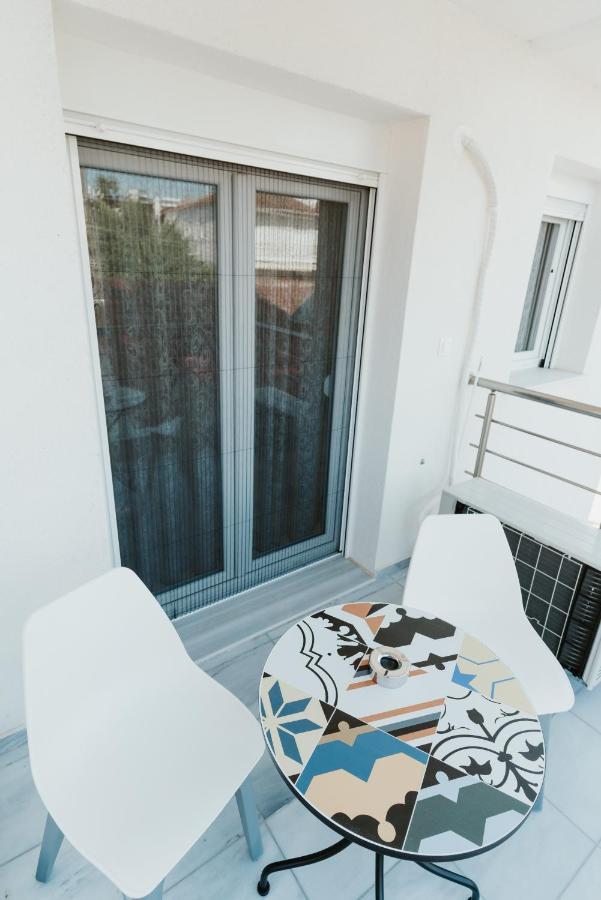 Blue And White Luxury Suites Nea Kallikrateia Bagian luar foto