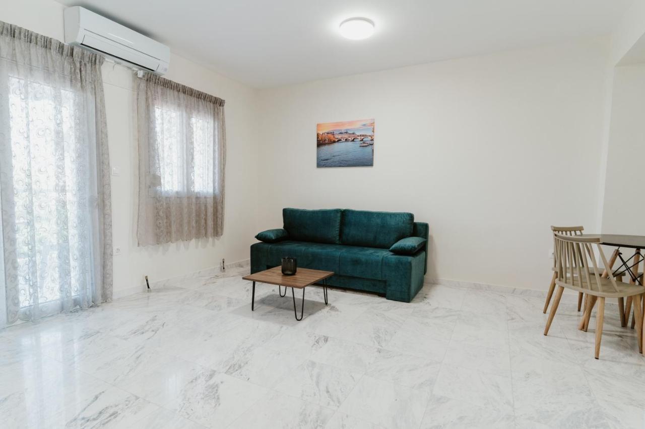 Blue And White Luxury Suites Nea Kallikrateia Bagian luar foto