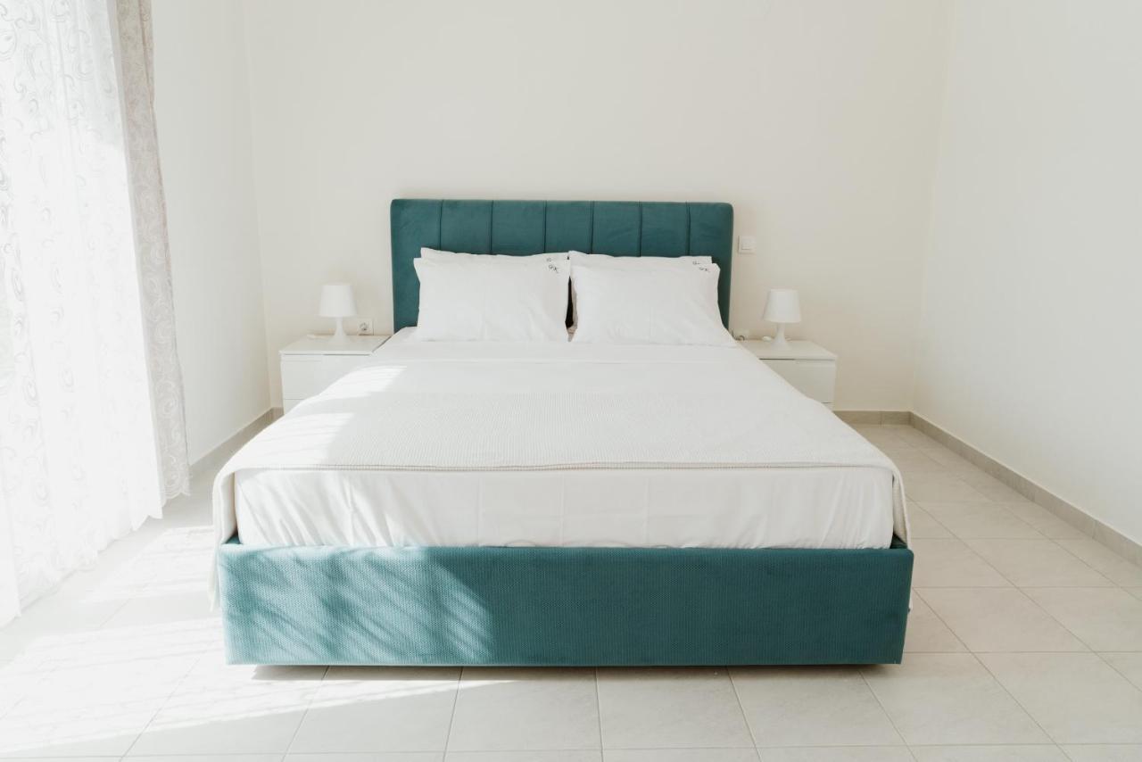 Blue And White Luxury Suites Nea Kallikrateia Bagian luar foto