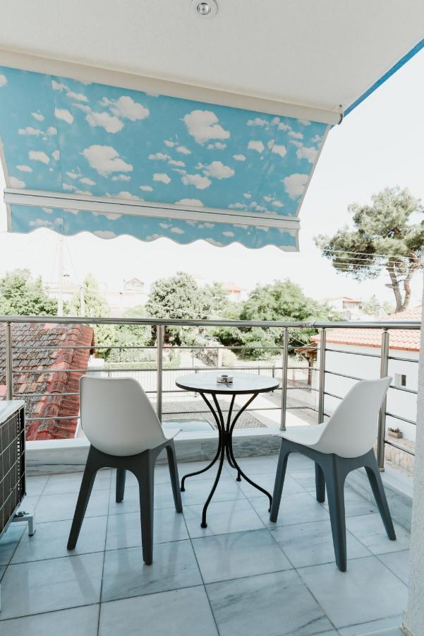 Blue And White Luxury Suites Nea Kallikrateia Bagian luar foto
