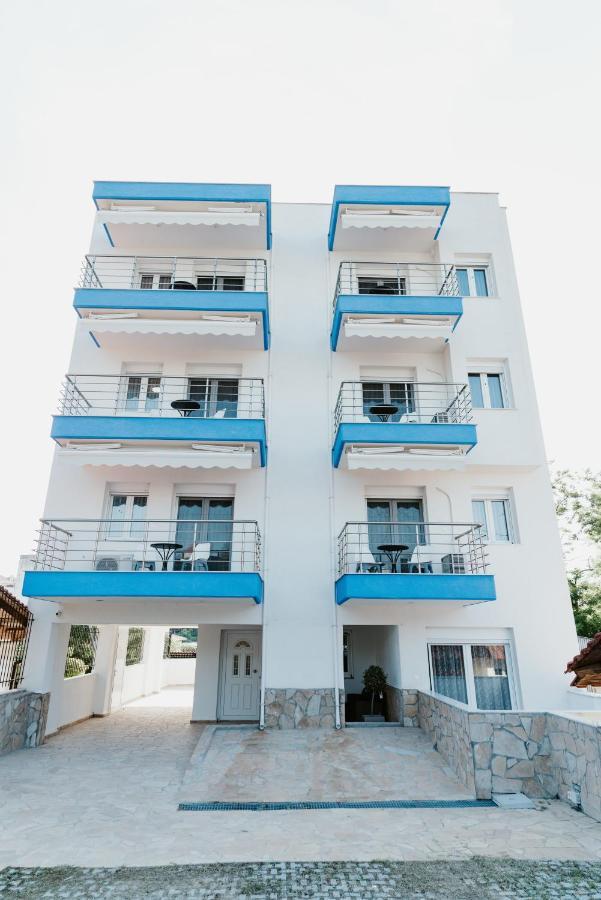 Blue And White Luxury Suites Nea Kallikrateia Bagian luar foto