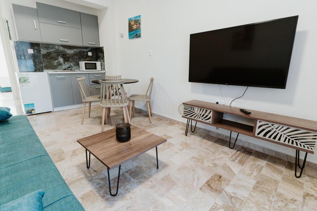Blue And White Luxury Suites Nea Kallikrateia Bagian luar foto