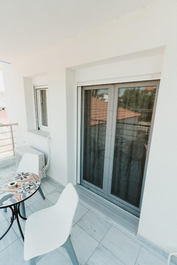Blue And White Luxury Suites Nea Kallikrateia Bagian luar foto