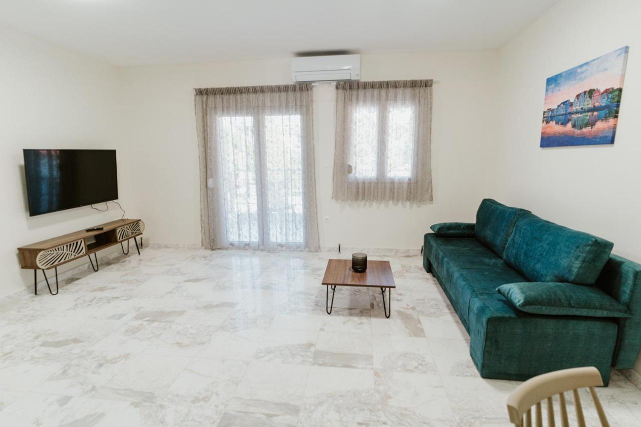 Blue And White Luxury Suites Nea Kallikrateia Bagian luar foto