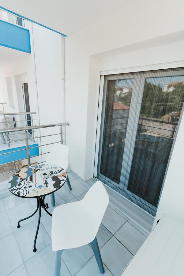 Blue And White Luxury Suites Nea Kallikrateia Bagian luar foto