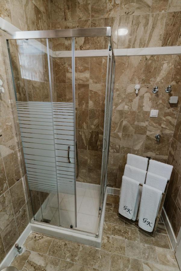 Blue And White Luxury Suites Nea Kallikrateia Bagian luar foto