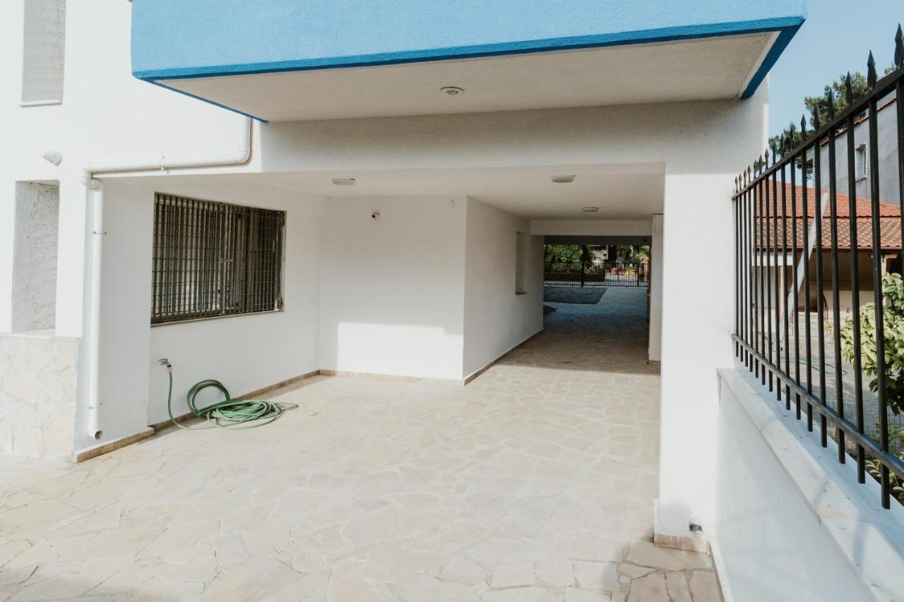 Blue And White Luxury Suites Nea Kallikrateia Bagian luar foto