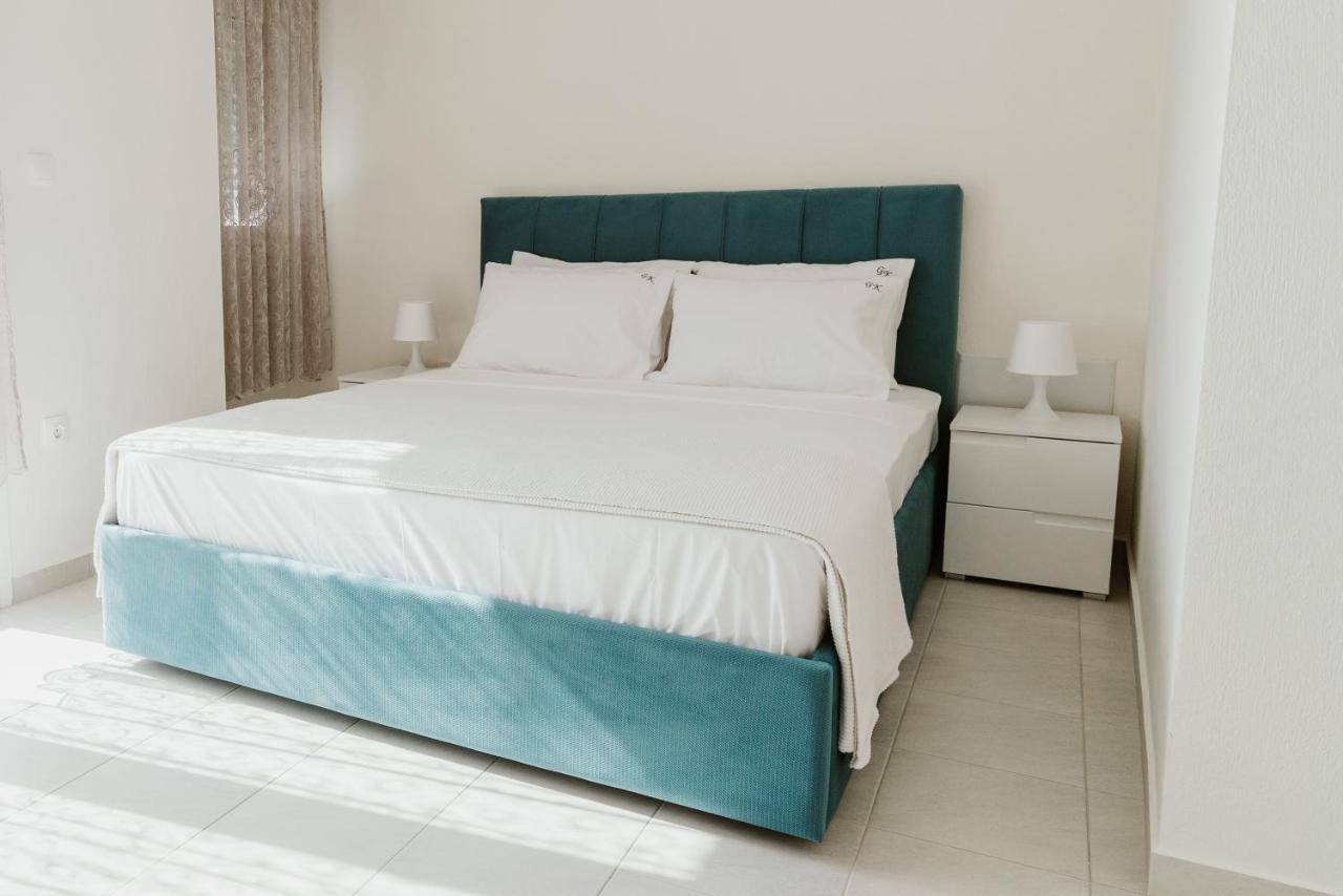Blue And White Luxury Suites Nea Kallikrateia Bagian luar foto