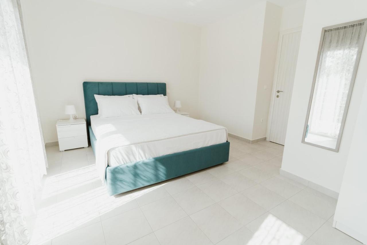 Blue And White Luxury Suites Nea Kallikrateia Bagian luar foto