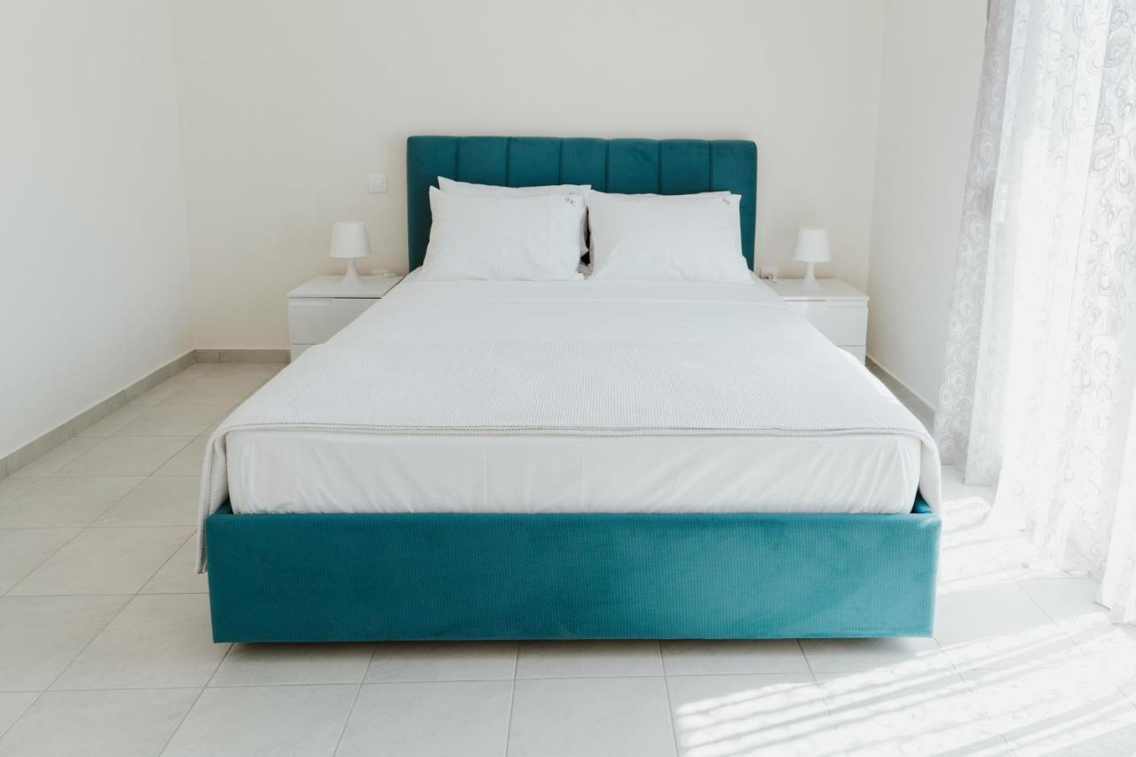 Blue And White Luxury Suites Nea Kallikrateia Bagian luar foto