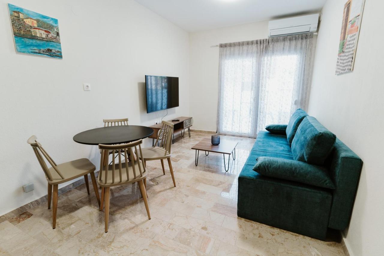 Blue And White Luxury Suites Nea Kallikrateia Bagian luar foto