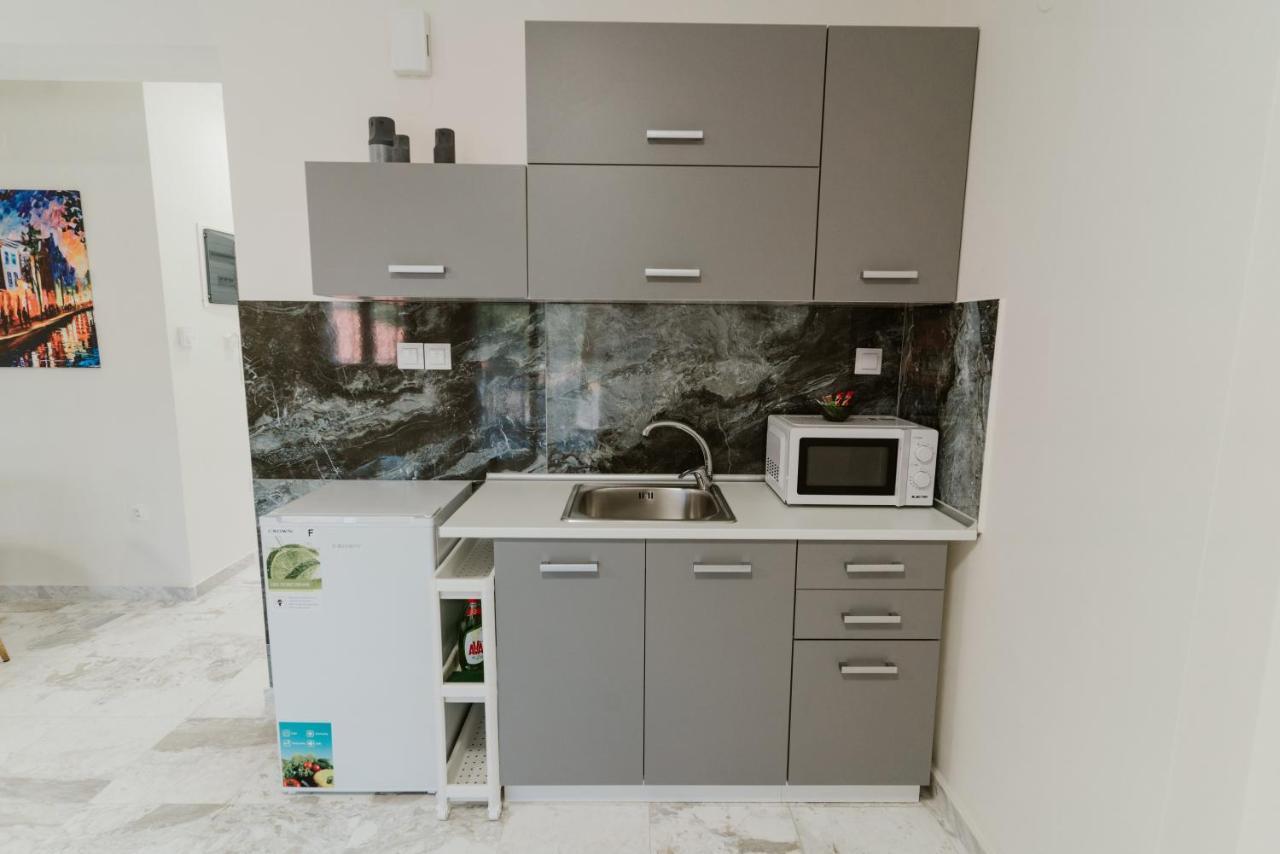 Blue And White Luxury Suites Nea Kallikrateia Bagian luar foto