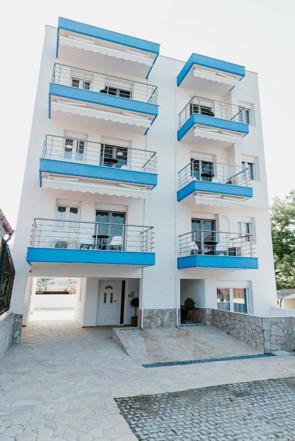 Blue And White Luxury Suites Nea Kallikrateia Bagian luar foto