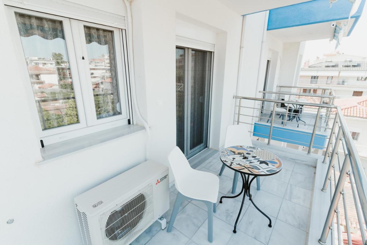 Blue And White Luxury Suites Nea Kallikrateia Bagian luar foto