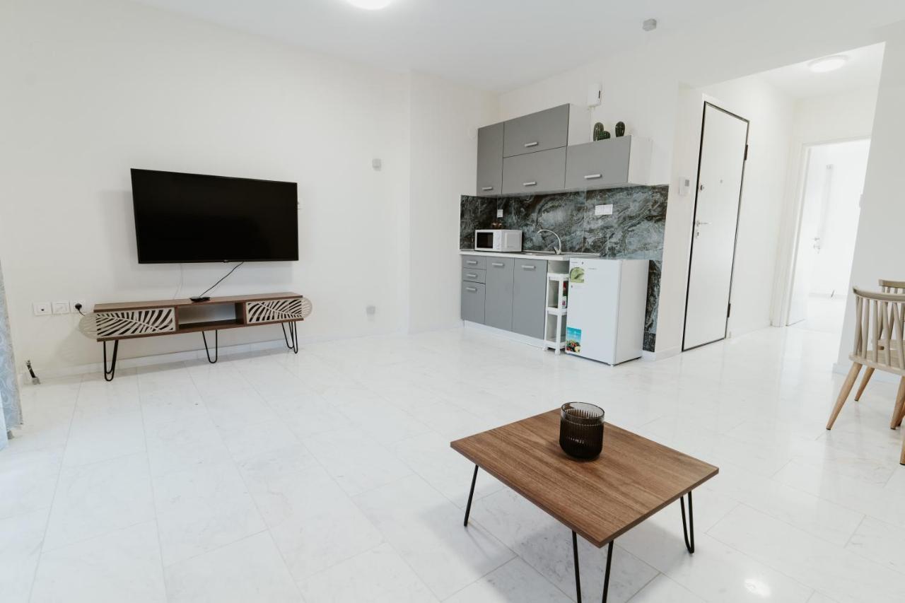 Blue And White Luxury Suites Nea Kallikrateia Bagian luar foto
