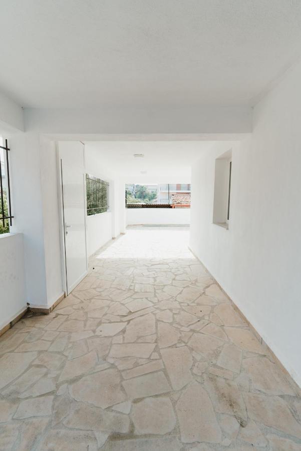 Blue And White Luxury Suites Nea Kallikrateia Bagian luar foto